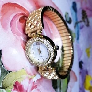Elegant Quartz Gold Tone Women's stretch Working Watch. New Battery